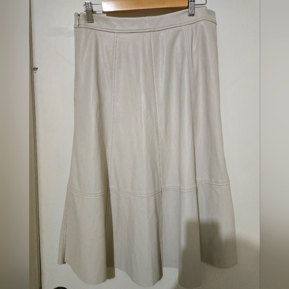 Banana Republic, vegan leather Cream color midi Skirt, size 8 - Picture 3 of 8